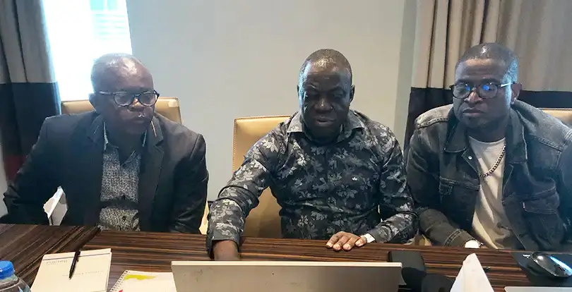 En travail d'équipe dans le séminaire en 