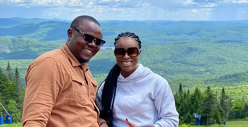 Des participants en sortie touristique au sommet du Mont-Tremblant, près de Montréal